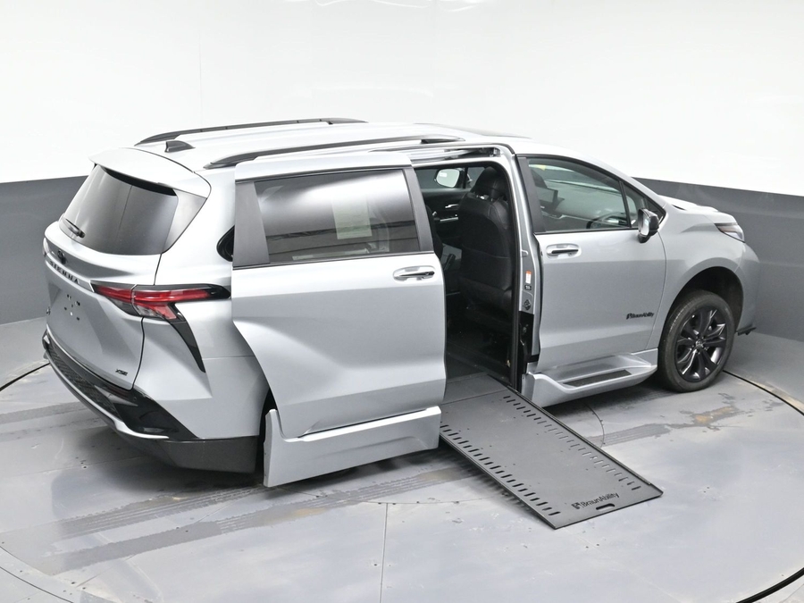 New 2025 Toyota Sienna Hybrid XSE Sport - BraunAbility Side Entry Entry In Floor Automatic Ramp