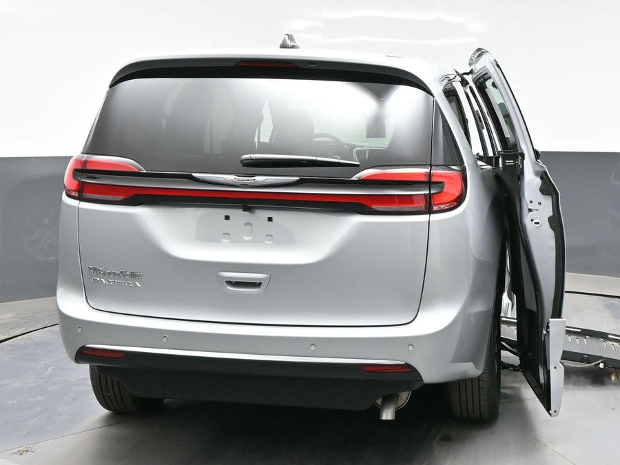 Silver Chrysler Pacifica image number 5