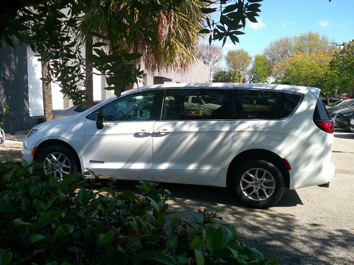 2024 CHRYSLER VOYAGER - Image 2
