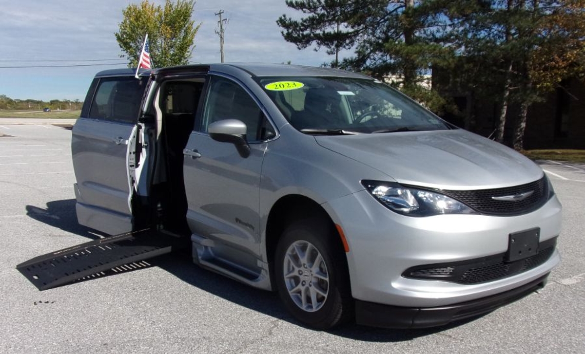 2023 CHRYSLER VOYAGER - Image 2