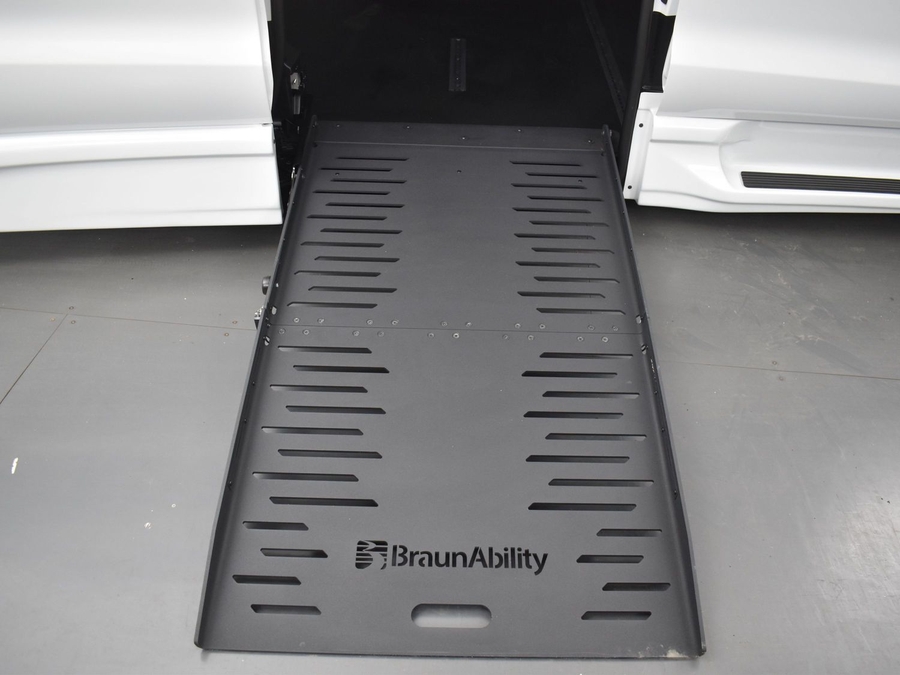 New 2025 Chrysler Pacifica Select Safety - BraunAbility Side Entry Entry Fold Out Automatic Ramp