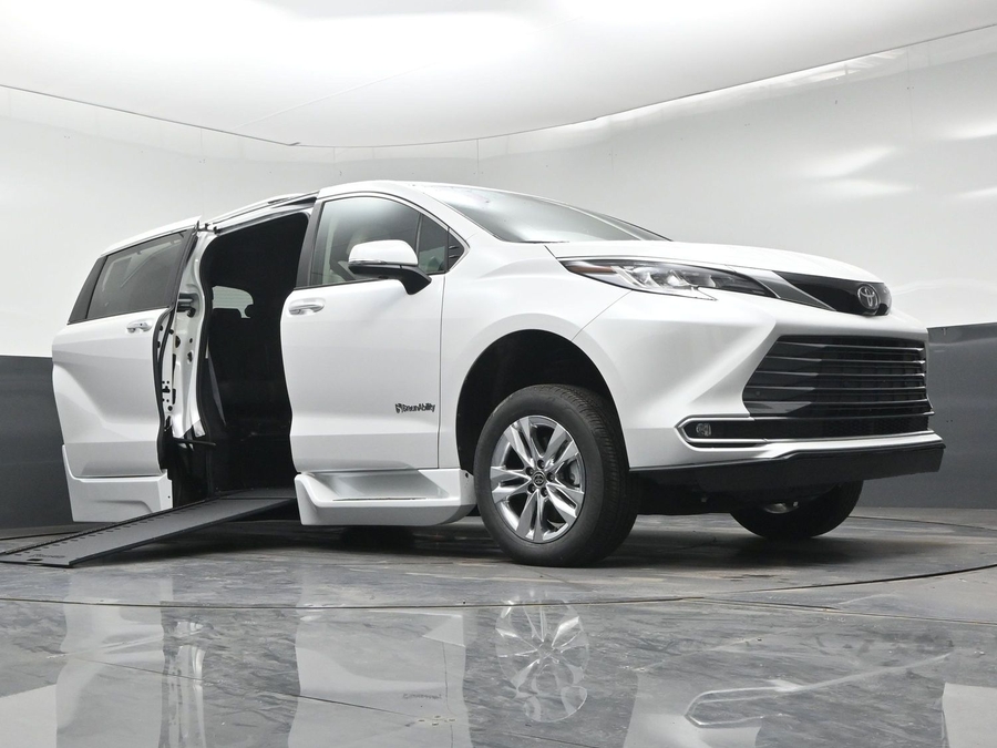 New 2026 Toyota Sienna Hybrid Limited - BraunAbility Side Entry In Floor Automatic Ramp