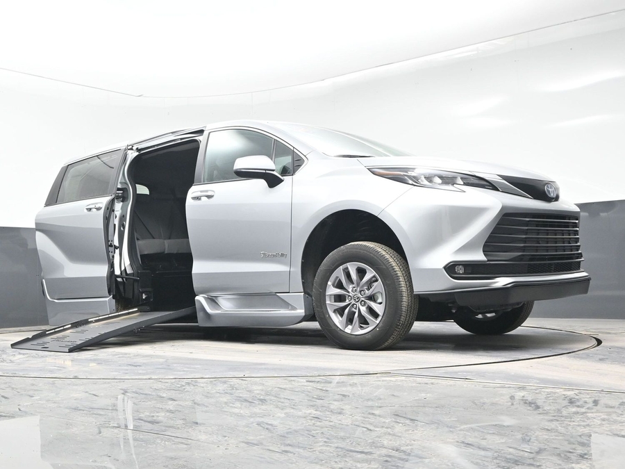 New 2025 Toyota Sienna Hybrid XLE Plus - BraunAbility Side Entry Entry Fold Out Automatic Ramp