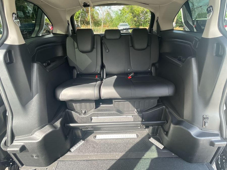 White Honda Odyssey image number 13