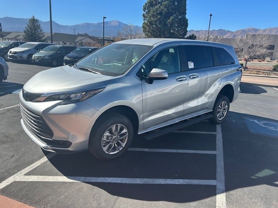 New 2025 Toyota Sienna Hybrid LE - Vantage Mobility Commercial Rear Entry Entry Fold Out Manual Ramp