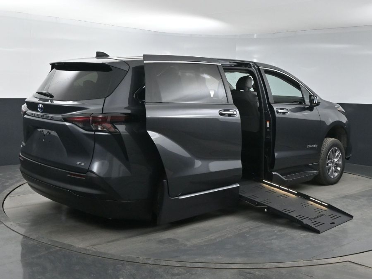 2025 TOYOTA SIENNA - Image 6