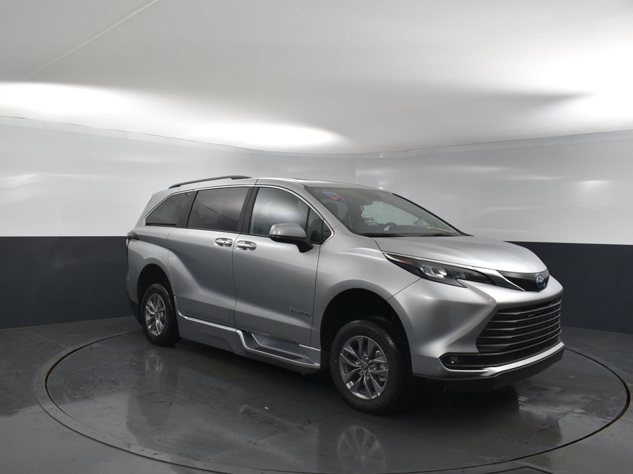 New 2025 Toyota Sienna Hybrid XLE Plus - BraunAbility Side Entry Entry In Floor Automatic Ramp