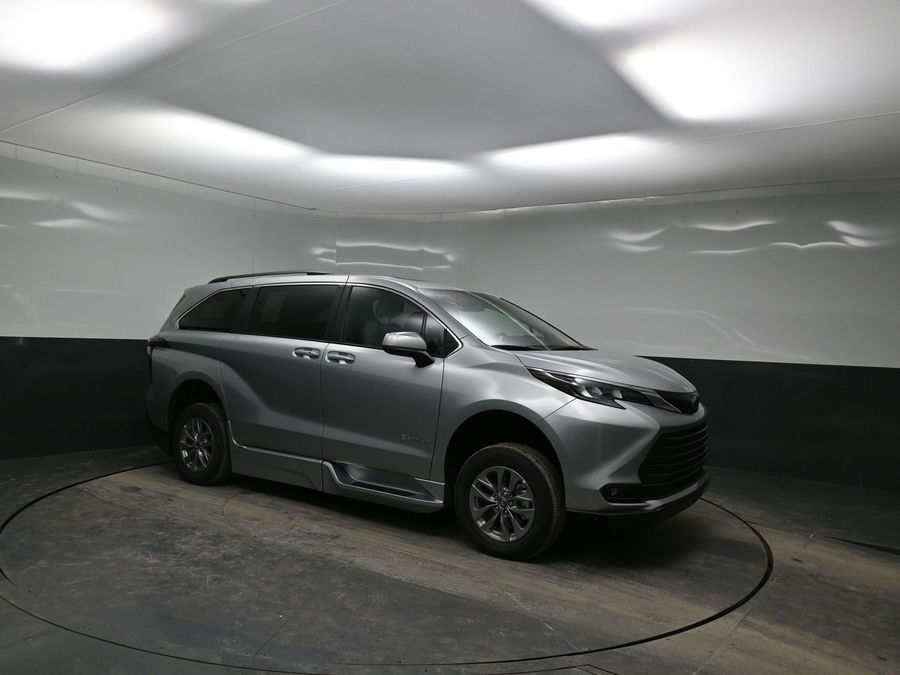 Silver Toyota Sienna image number 17