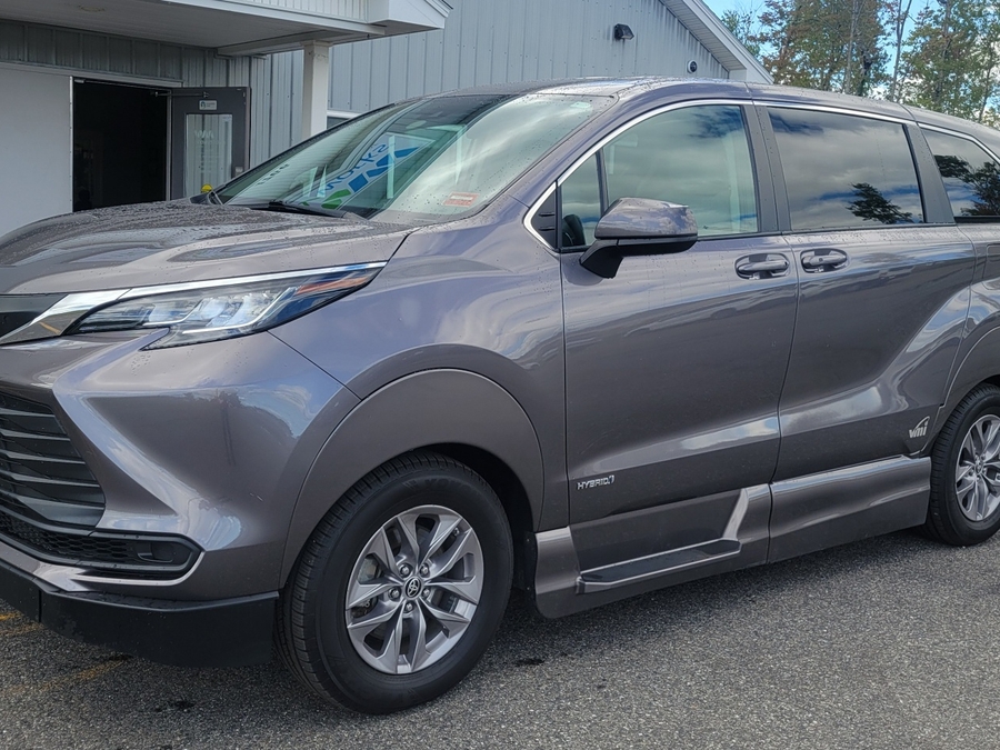 Grey Toyota Sienna image number 3