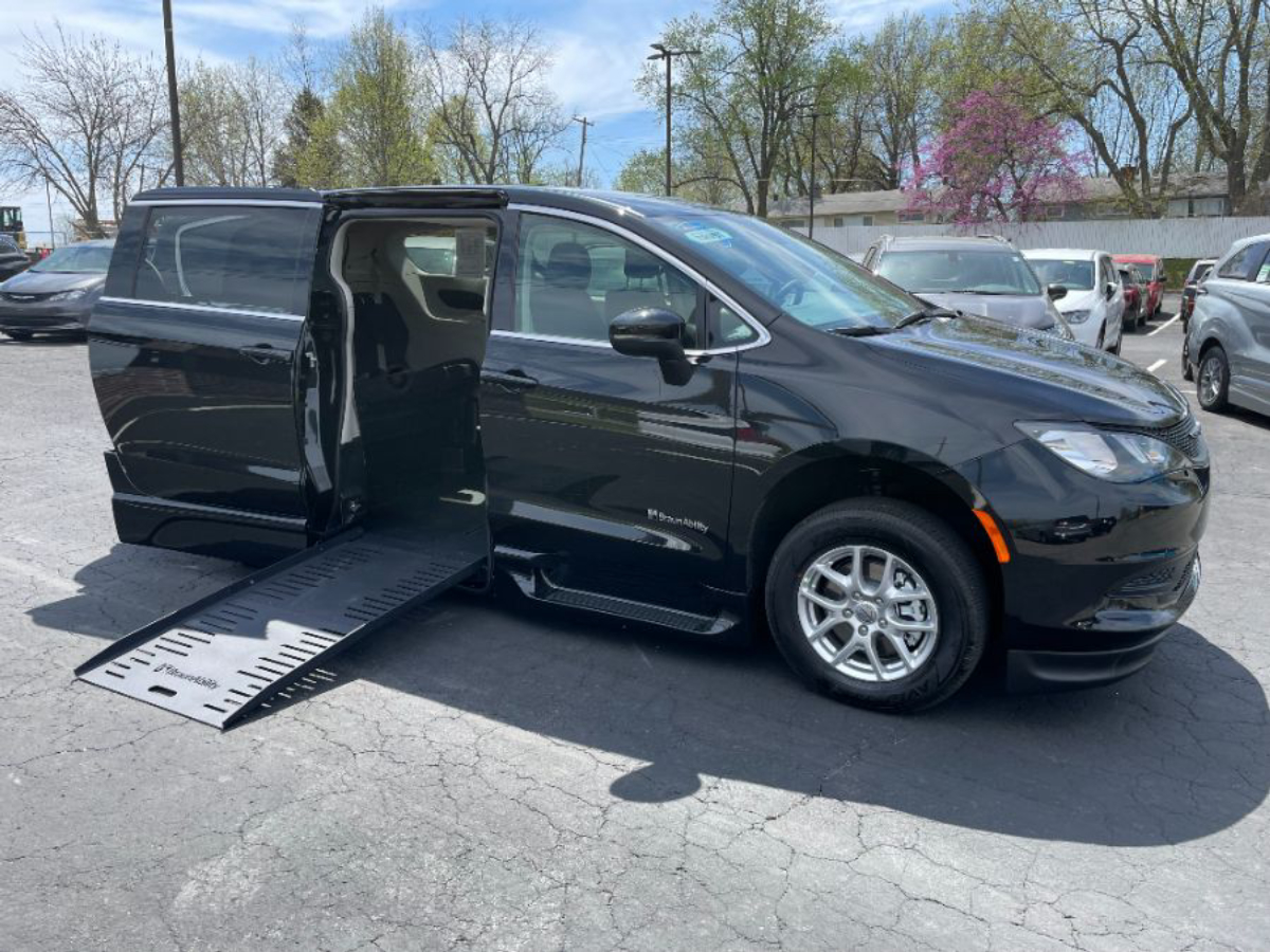 2023 CHRYSLER VOYAGER - Image 2