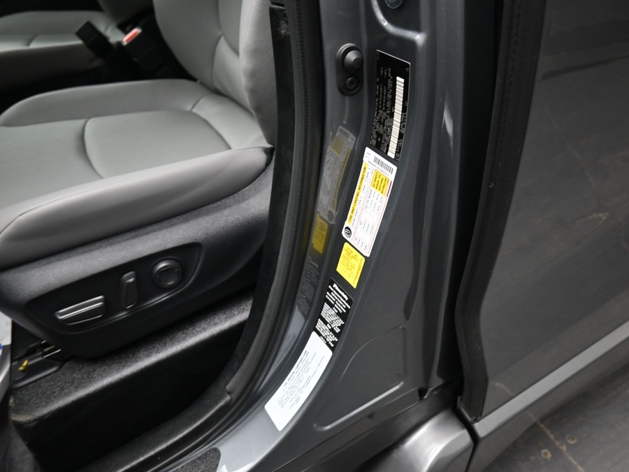 Grey Toyota Sienna image number 13