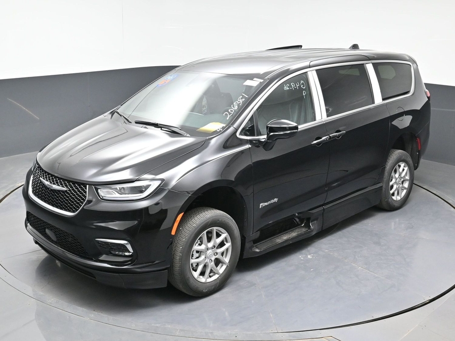 Black Chrysler Pacifica image number 20