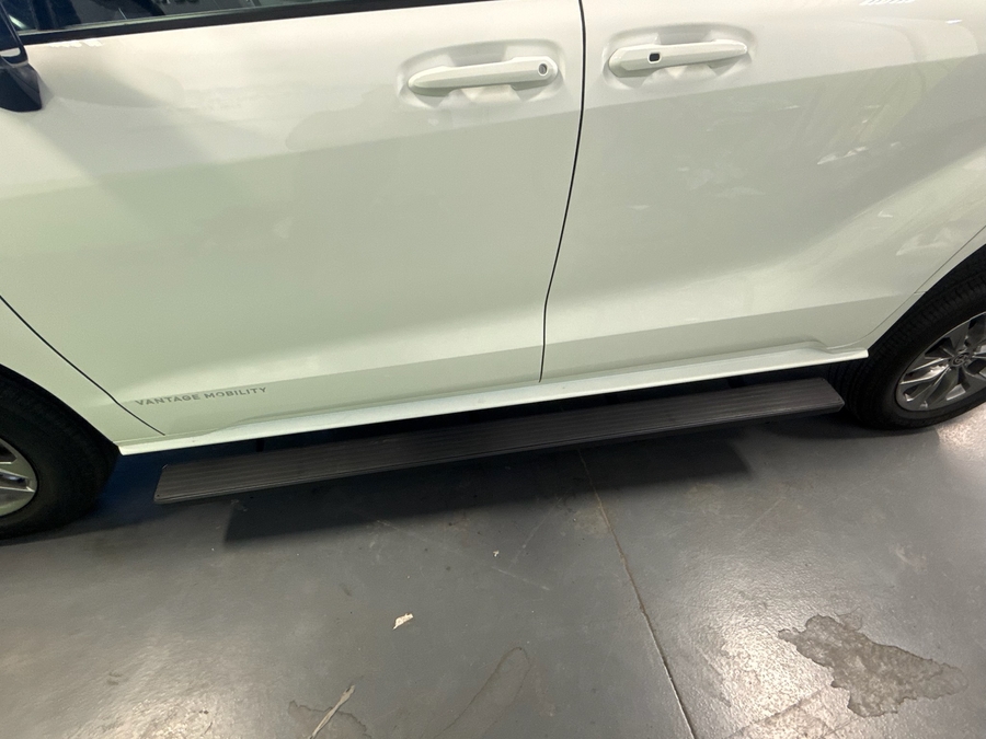 White Toyota Sienna image number 4