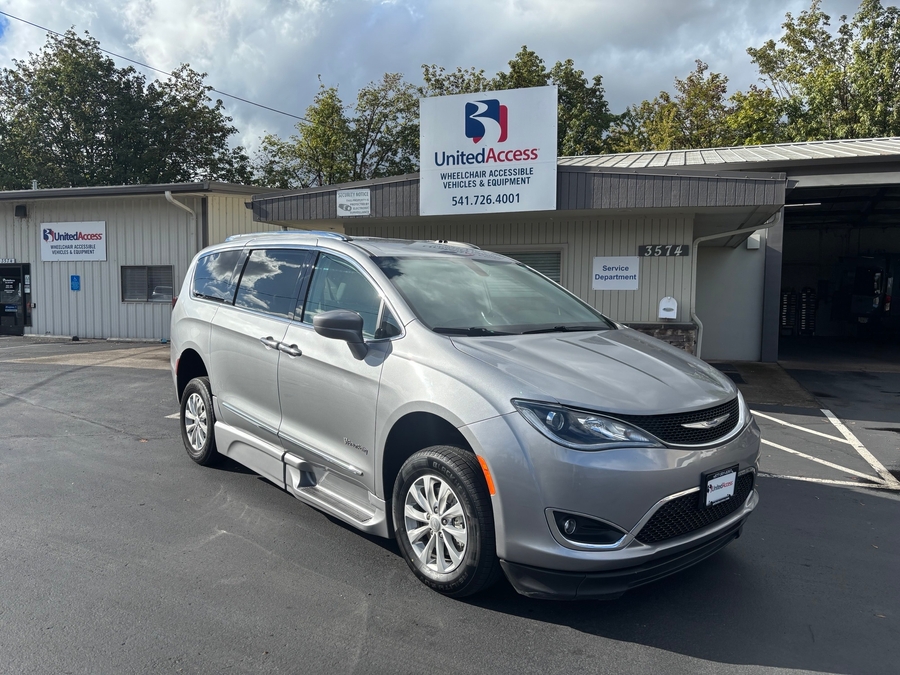 Used 2018 Chrysler Pacifica Touring L - BraunAbility Side Entry Fold Out Automatic Ramp
