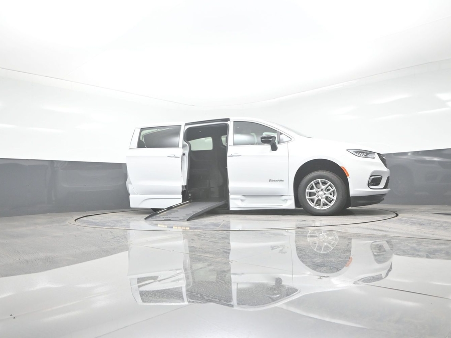New 2025 Chrysler Pacifica Select Safety - BraunAbility Side Entry Entry Fold Out Automatic Ramp