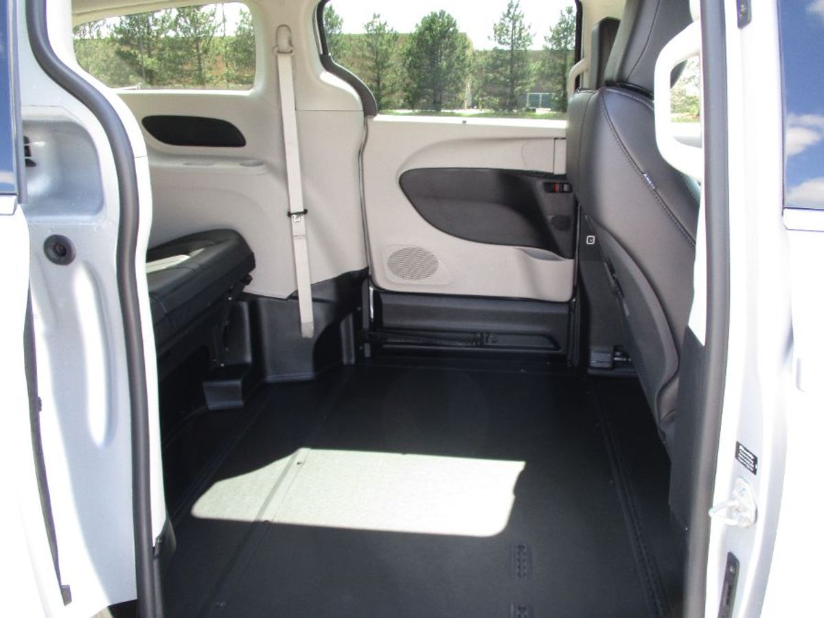 Silver Chrysler Pacifica image number 12