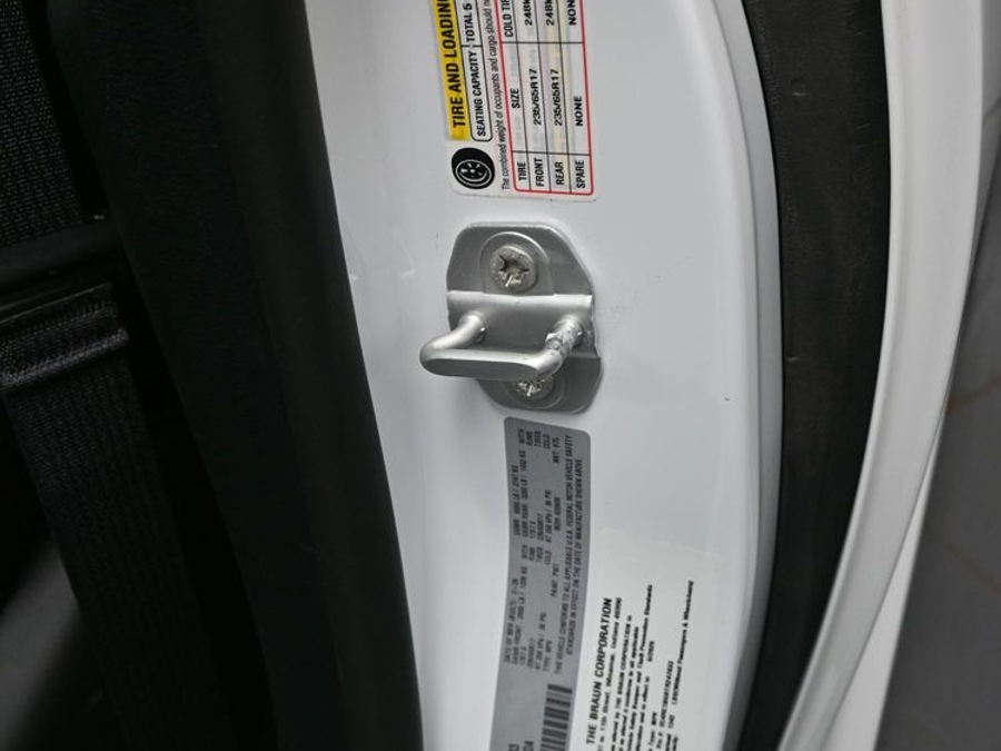 White Chrysler Pacifica image number 15