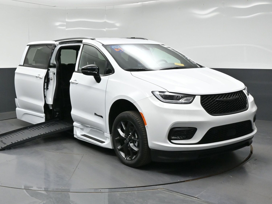 New 2026 Chrysler Pacifica Select Sport - BraunAbility Side Entry Fold Out Automatic Ramp