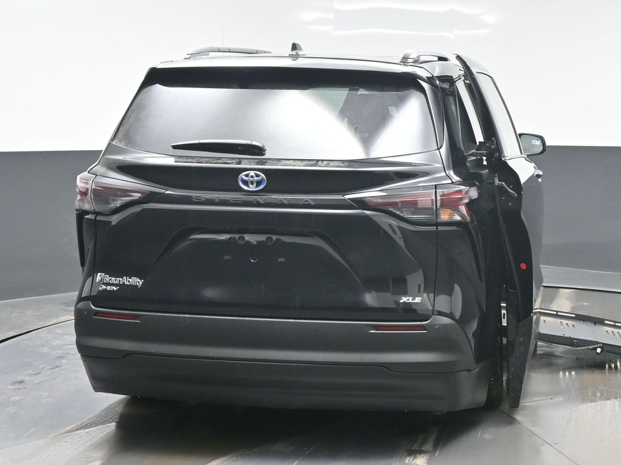 Black Toyota Sienna image number 5