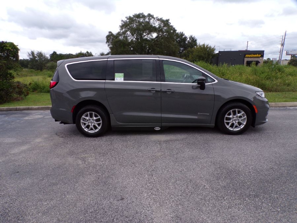 Grey Chrysler Pacifica image number 8