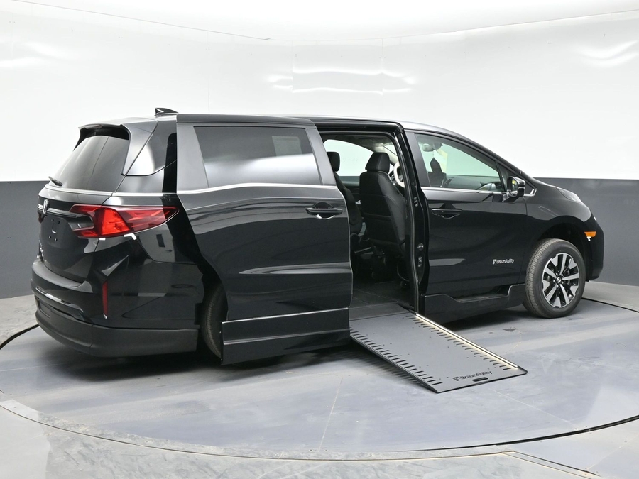 Black Honda Odyssey image number 6