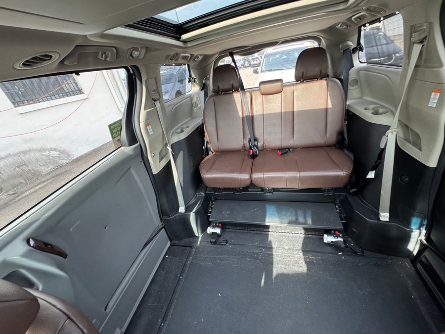 White Toyota Sienna image number 9