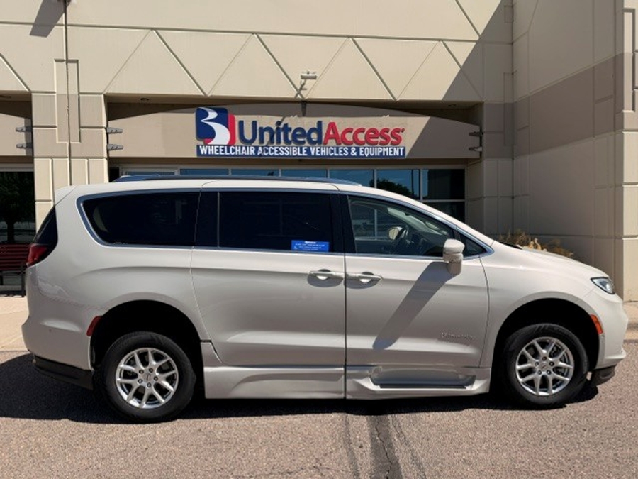 Used 2021 Chrysler Pacifica Touring L - BraunAbility Side Entry Entry In Floor Automatic Ramp