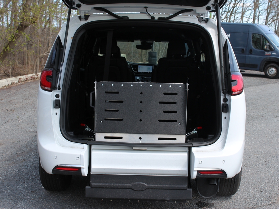 White Chrysler Pacifica image number 8