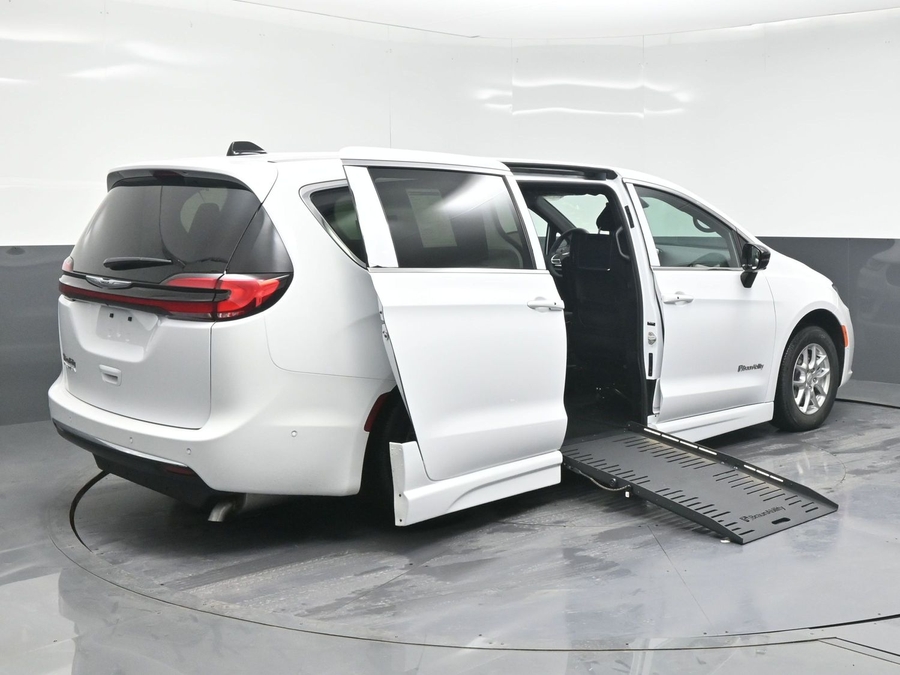 White Chrysler Pacifica image number 4