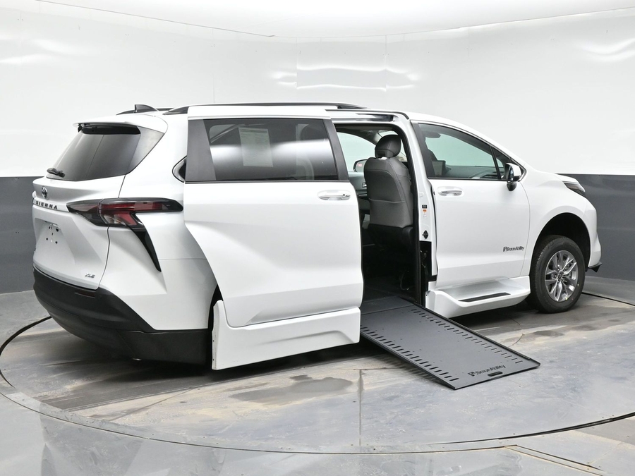 New 2026 Toyota Sienna Hybrid XLE Add - BraunAbility Side Entry Entry In Floor Automatic Ramp