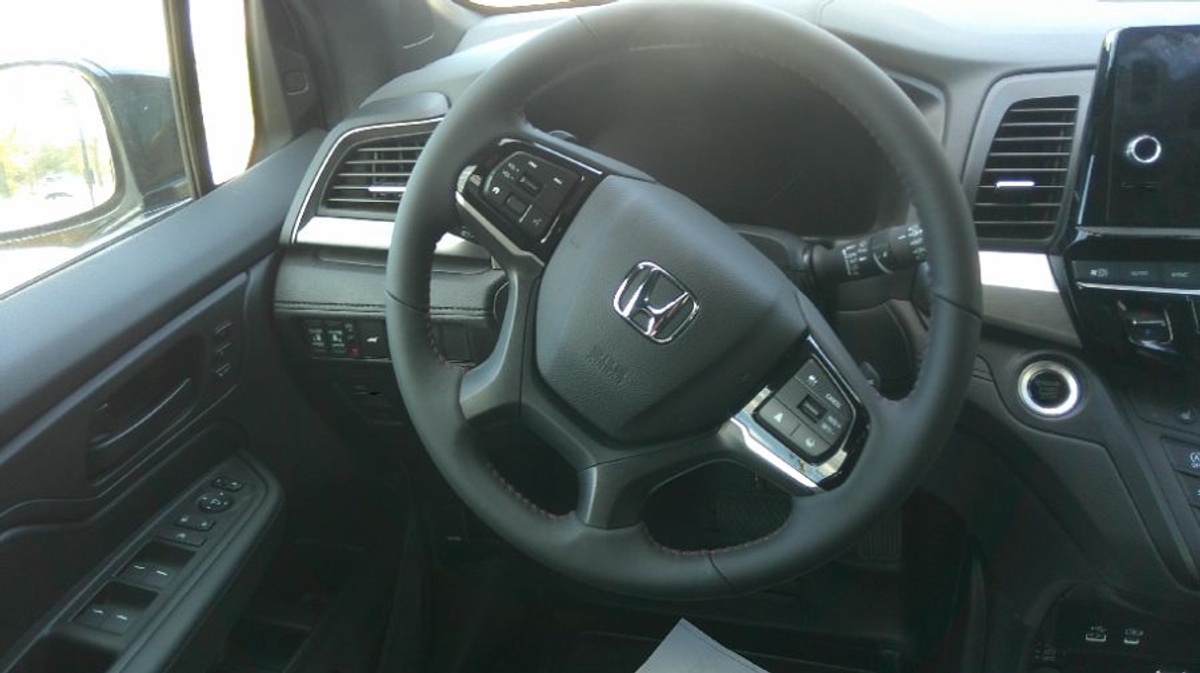 White Honda Odyssey image number 14