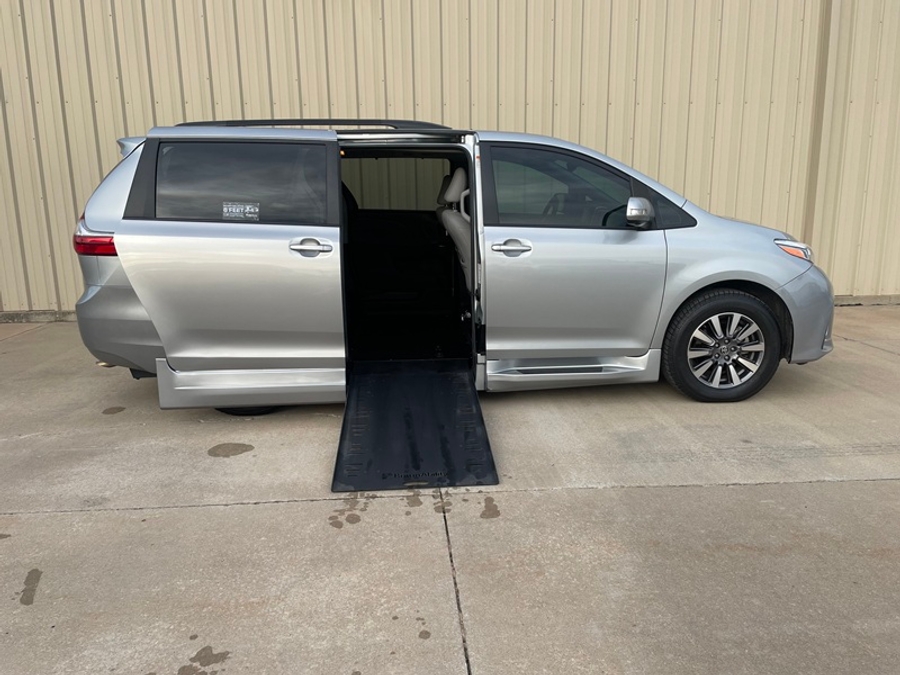 Used 2020 Toyota Sienna Limited Premium - BraunAbility Side Entry In Floor Automatic Ramp