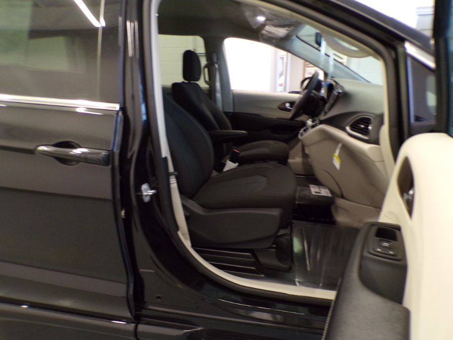 Black Chrysler Voyager image number 8