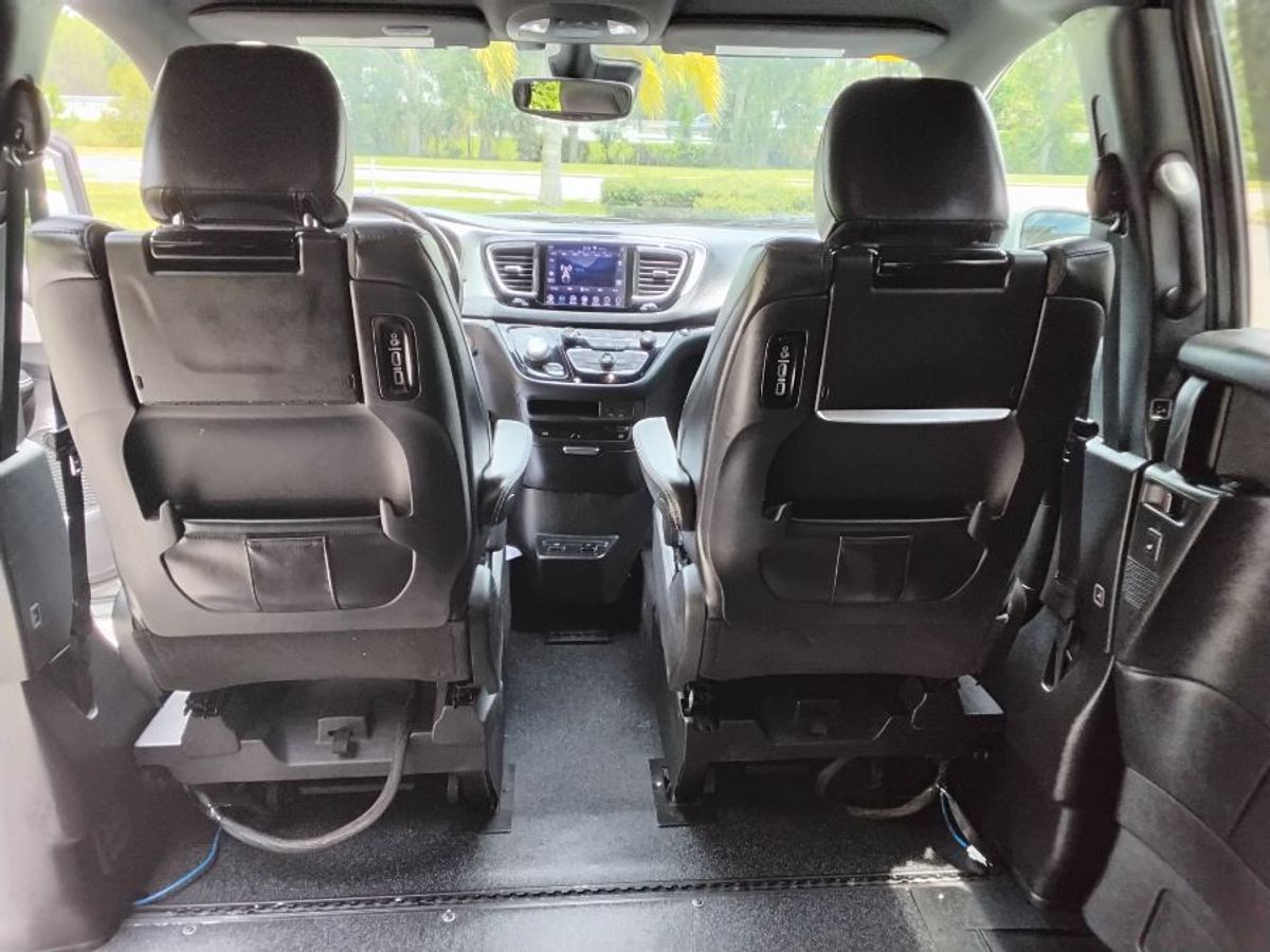 Silver Chrysler Pacifica image number 8