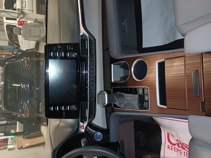 Blue Toyota Sienna image number 9