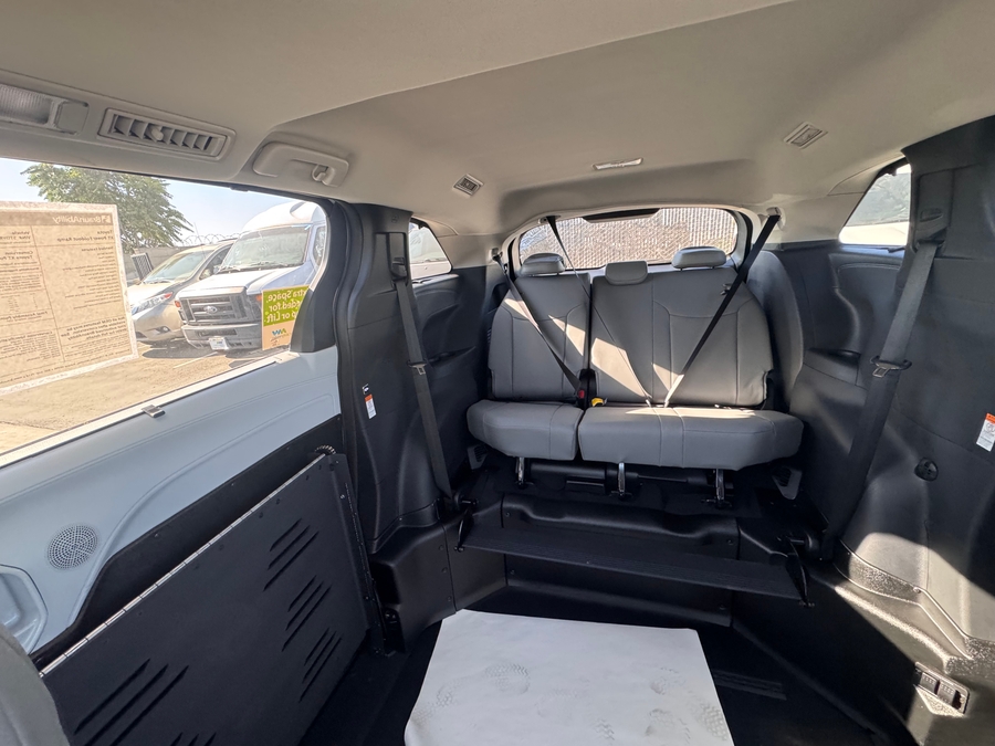 White Toyota Sienna image number 6