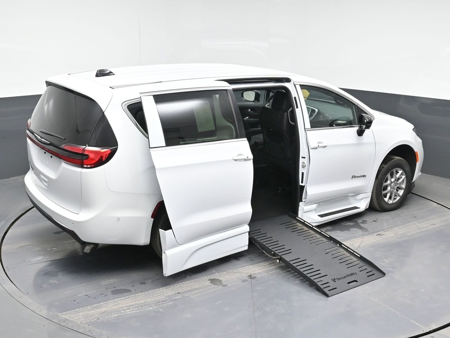 New 2025 Chrysler Pacifica Select Safety - BraunAbility Side Entry Entry Fold Out Automatic Ramp