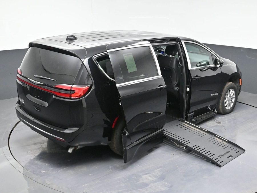 New 2025 Chrysler Pacifica Select Safety - BraunAbility Side Entry Entry Fold Out Automatic Ramp