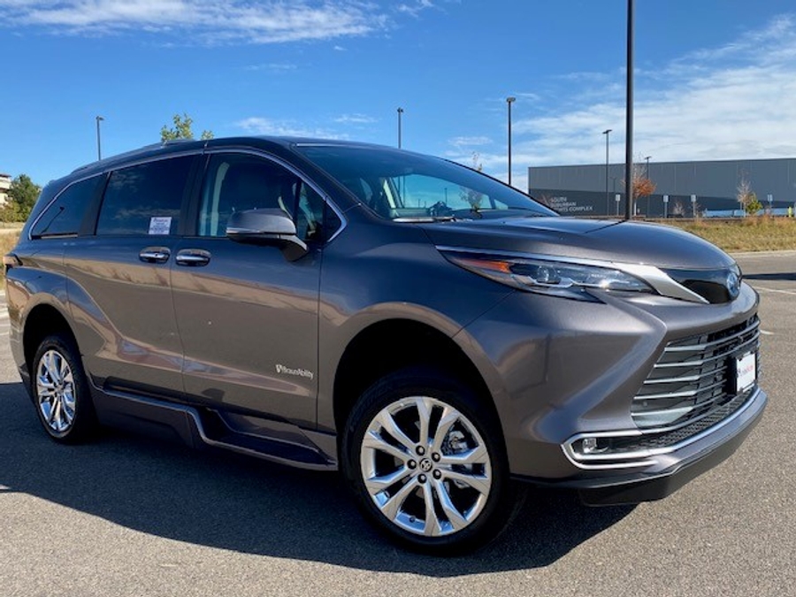 Used 2024 Toyota Sienna Hybrid Platinum - BraunAbility Side Entry Entry Fold Out Automatic Ramp