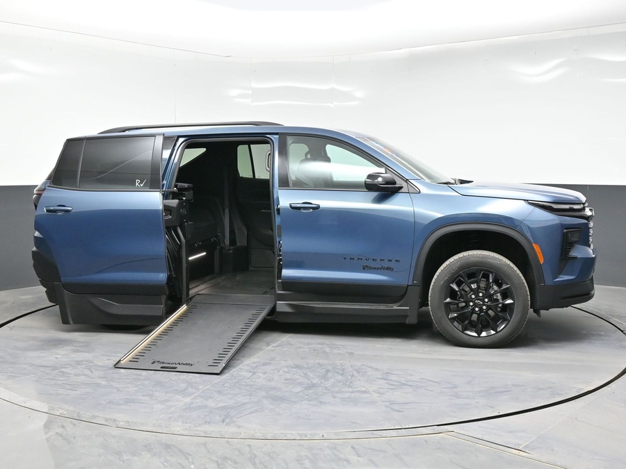 New 2025 Chevrolet Traverse 1LT Midnight - BraunAbility Side Entry Entry In Floor Automatic Ramp