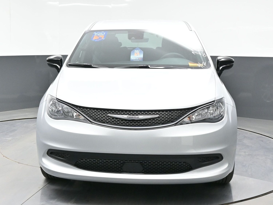 Silver Chrysler Voyager image number 14