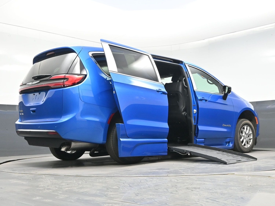 Blue Chrysler Pacifica image number 18