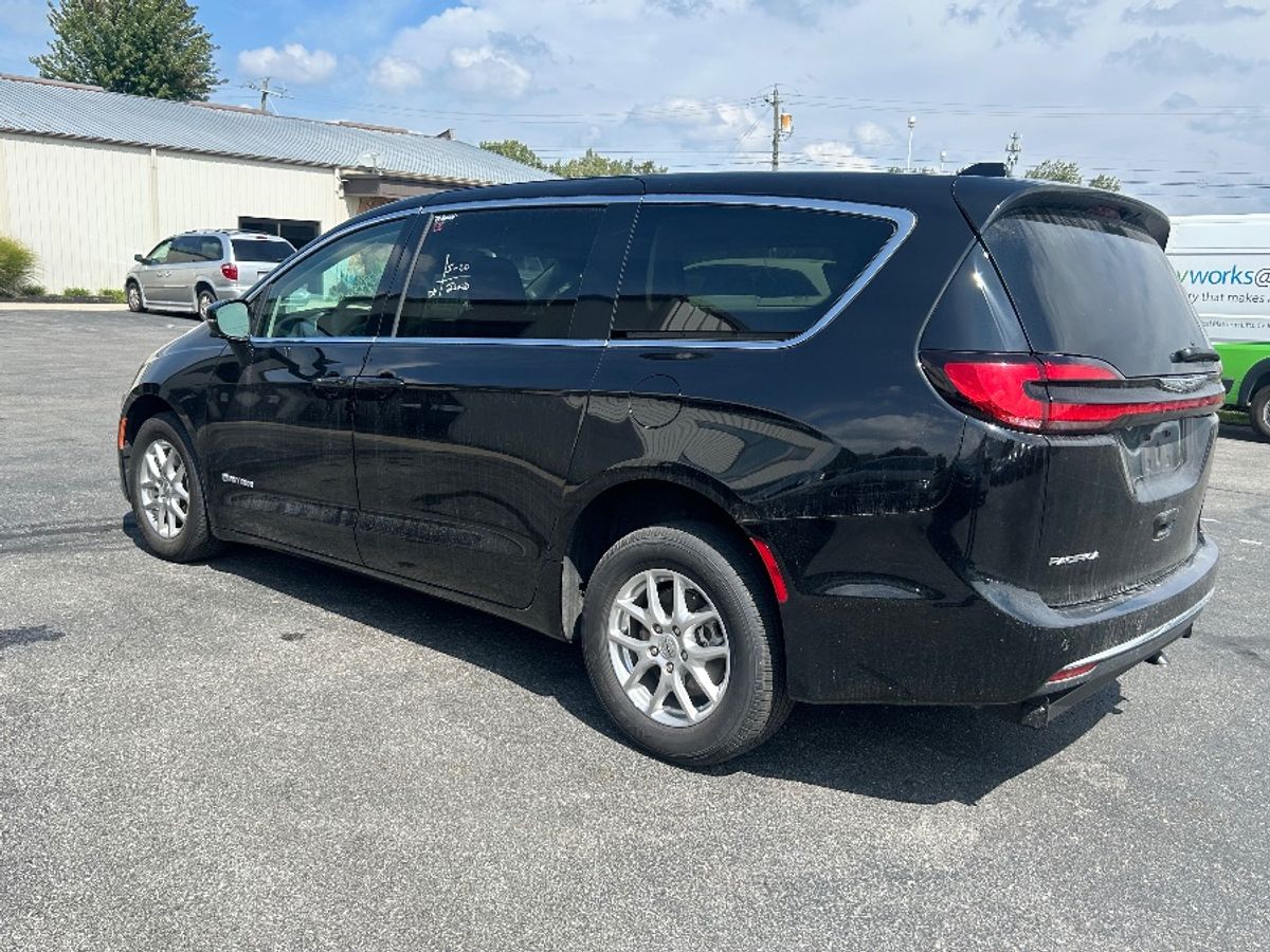 Black Chrysler Pacifica image number 6