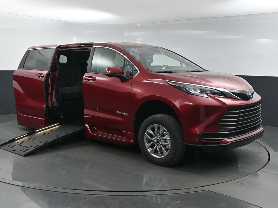 New 2025 Toyota Sienna Hybrid LE - BraunAbility Side Entry Entry Fold Out Automatic Ramp