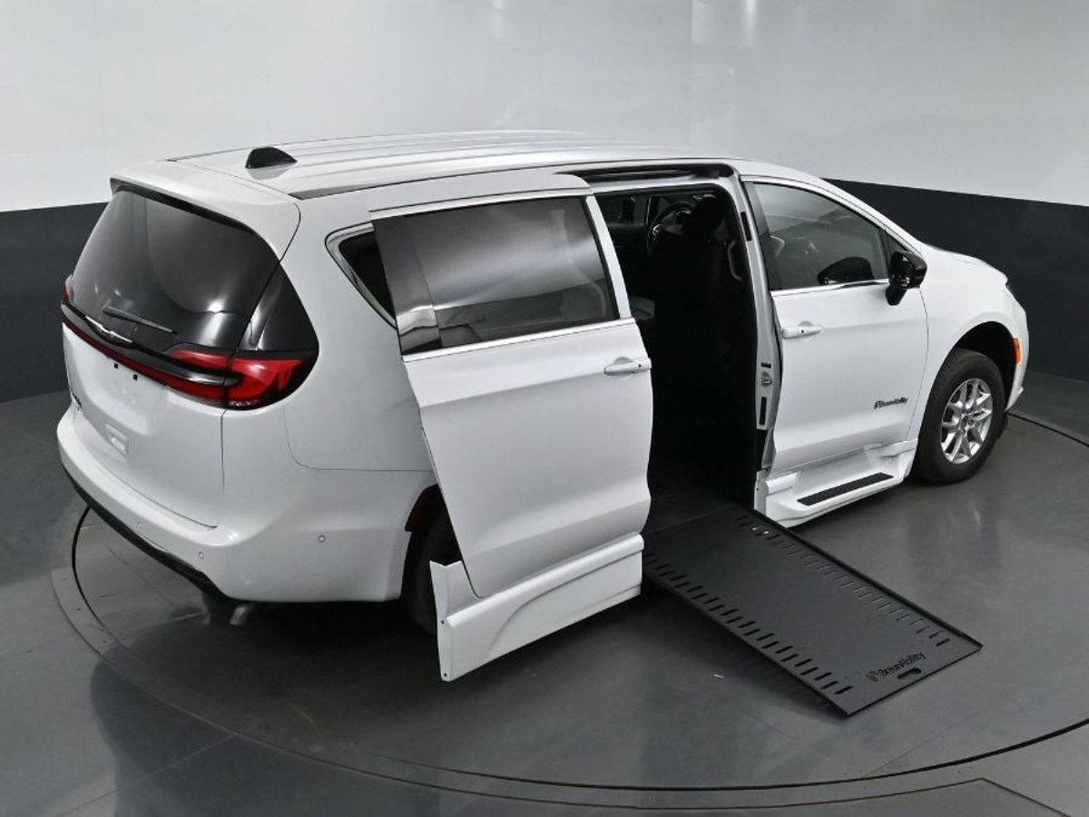 White Chrysler Pacifica image number 25