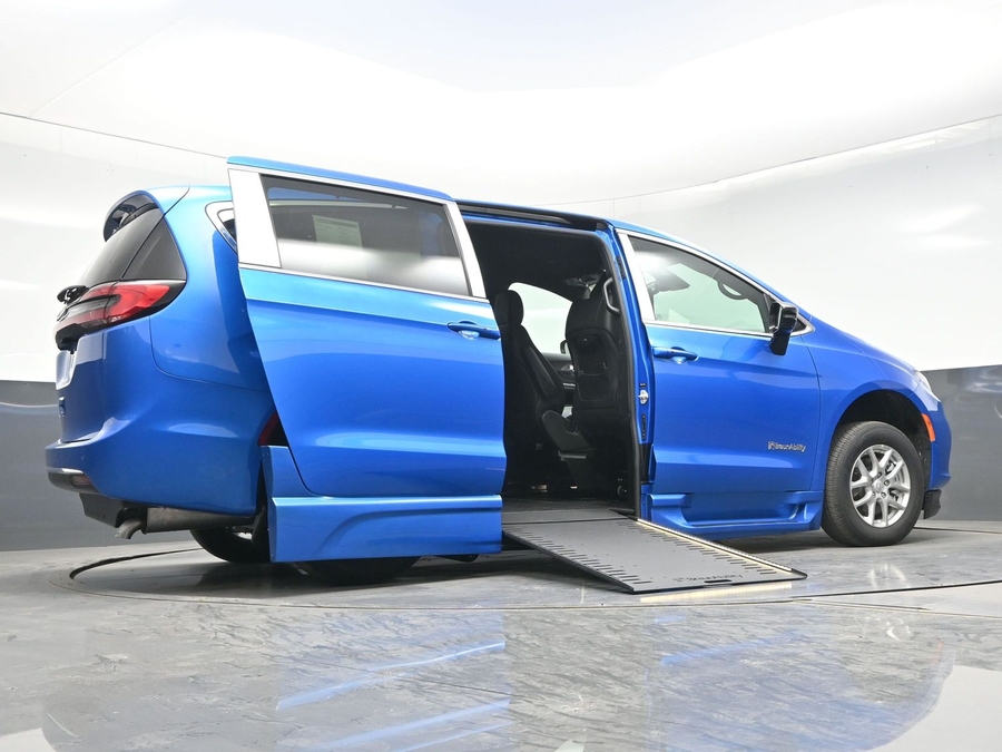 Blue Chrysler Pacifica image number 18
