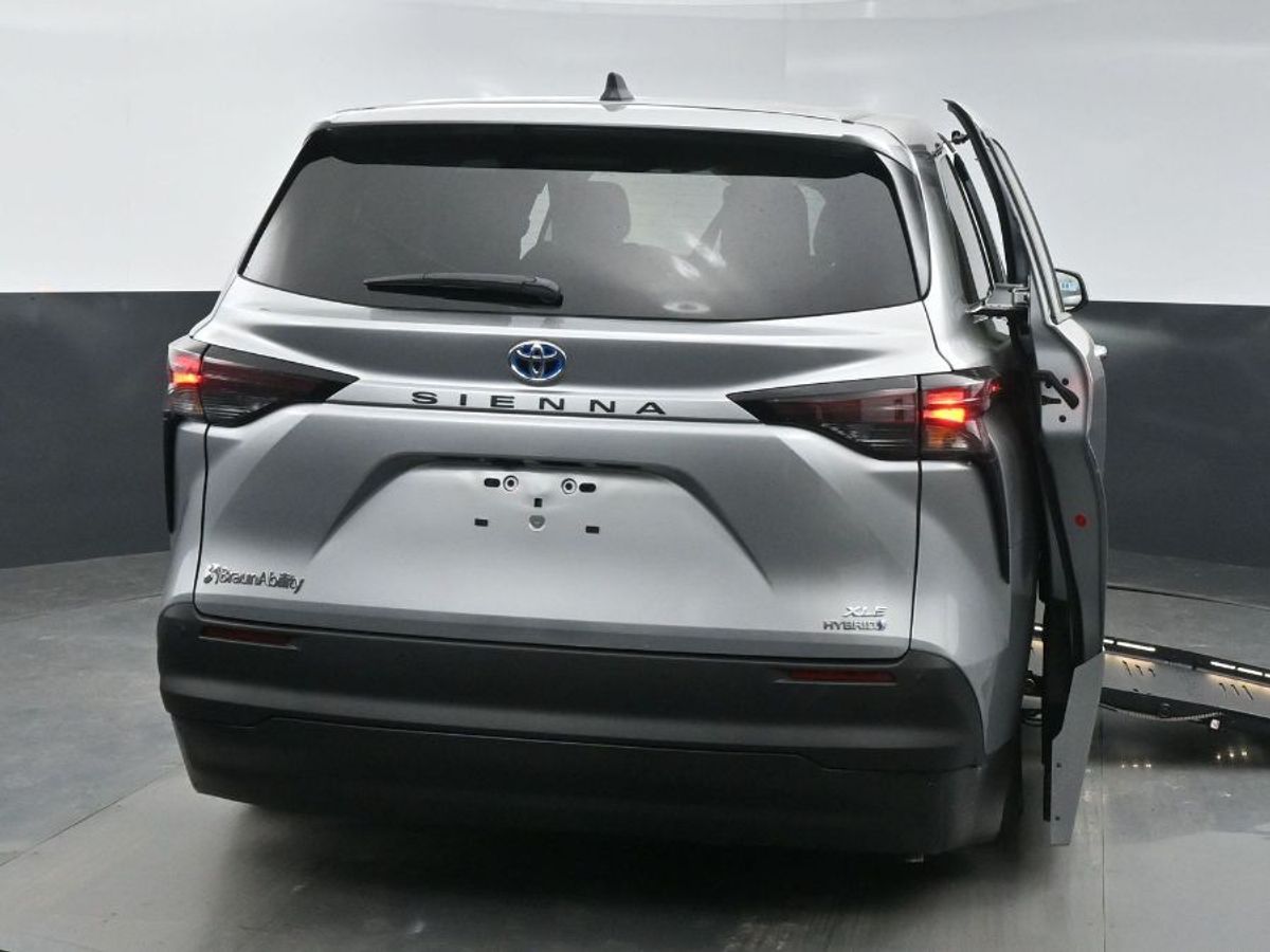 2024 Toyota Sienna XLE - Photo 23