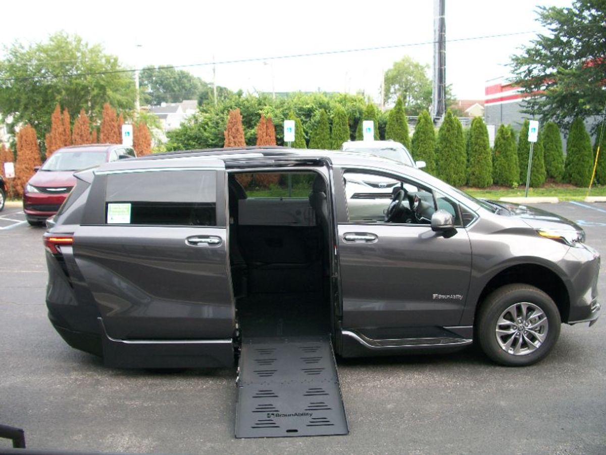 Grey Toyota Sienna image number 7