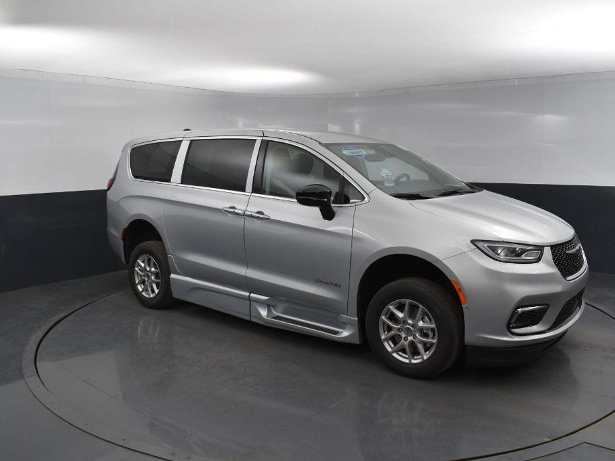 Silver Chrysler Pacifica image number 9