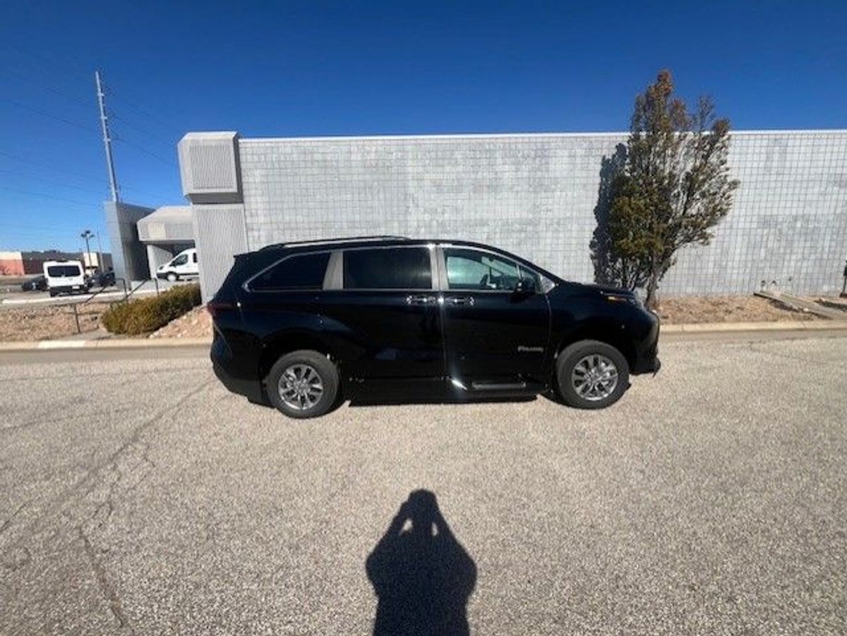 2025 TOYOTA SIENNA - Image 3